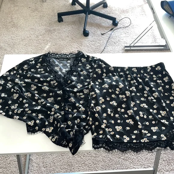 Two piece shein skirt and button up long sleeve floral and lace 💐🖤never worn - Picture 2 of 6